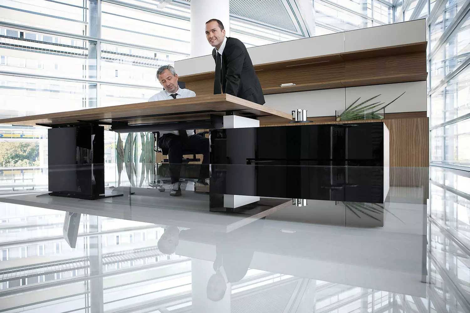 p2-management, Premium Schreibtisch, Bene Büromöbel, Bild 2